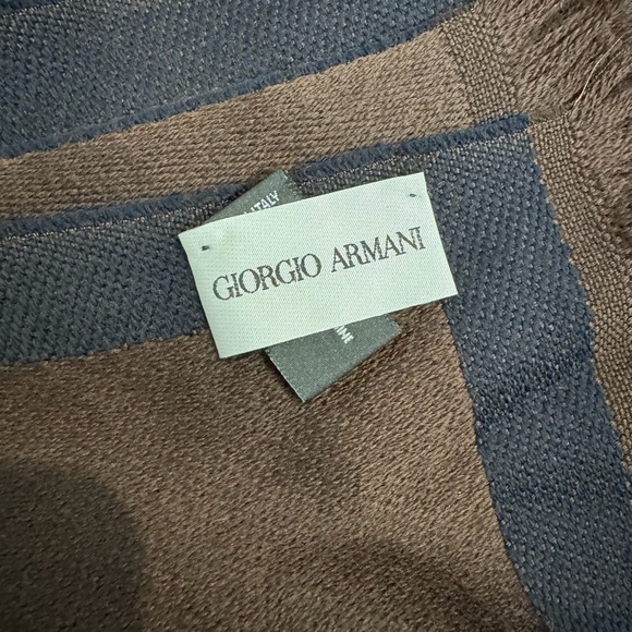 Authentic Giorgio Armani wool scarf - Picture 8 of 10